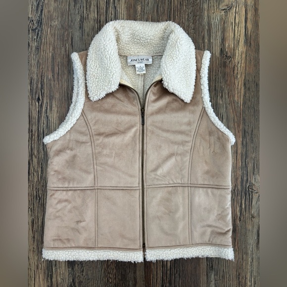 Jones Wear Sport Women's Size 4 Tan Suede Vest w/Faux Sherpa Lining Vtg - Picture 1 of 11
